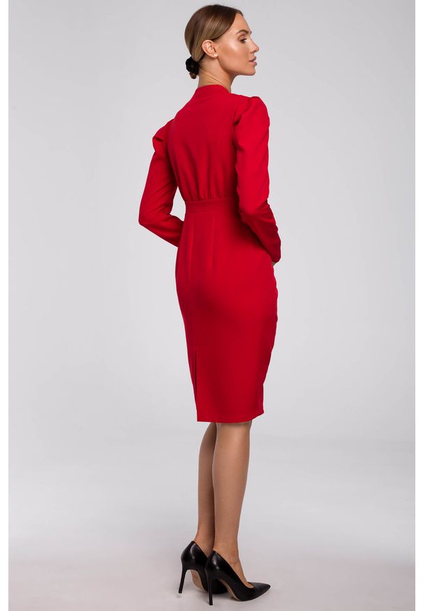 Sukienki.shop - Sukienka elegancka kopertowa sukienka midi z marszczeniami czerwona. Okazja: do pracy. Kolor: czerwony, różowy. Typ sukienki: kopertowe. Styl: elegancki. Długość: midi
