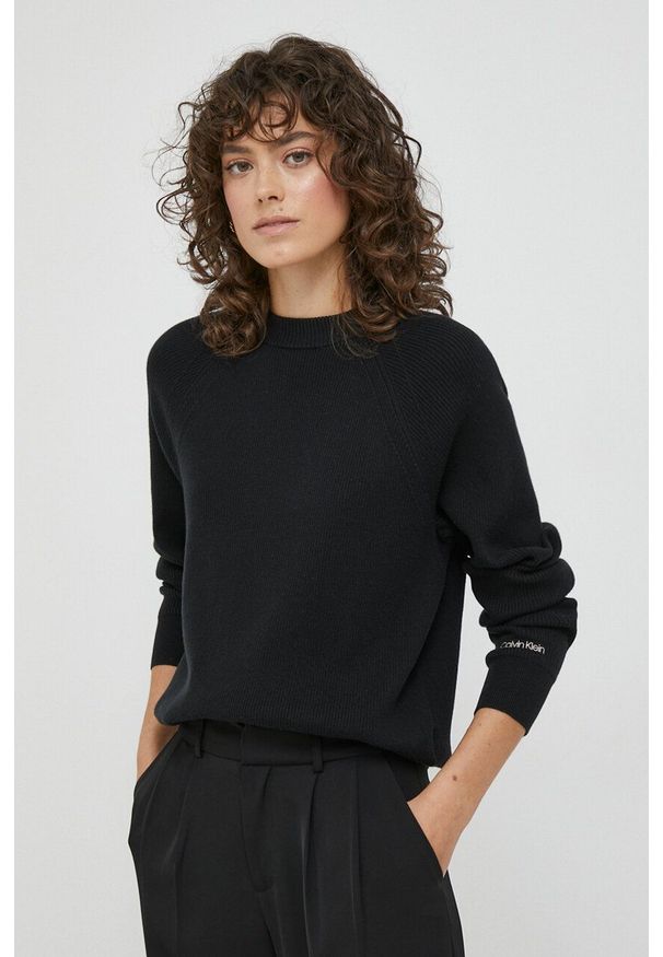 Calvin Klein sweter z domieszką wełny damski kolor czarny lekki. Kolor: czarny. Materiał: wełna. Długość rękawa: raglanowy rękaw. Styl: klasyczny