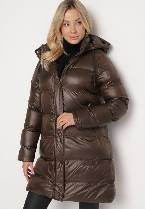 Born2be - Brązowa Pikowana Kurtka o Długim Kroju z Kapturem Kieszeniami i Dwustronnym Suwakiem Sanarose. Okazja: na spacer, na co dzień. Typ kołnierza: kaptur. Kolor: brązowy. Materiał: dzianina, jeans. Długość: długie. Wzór: aplikacja. Styl: casual, elegancki