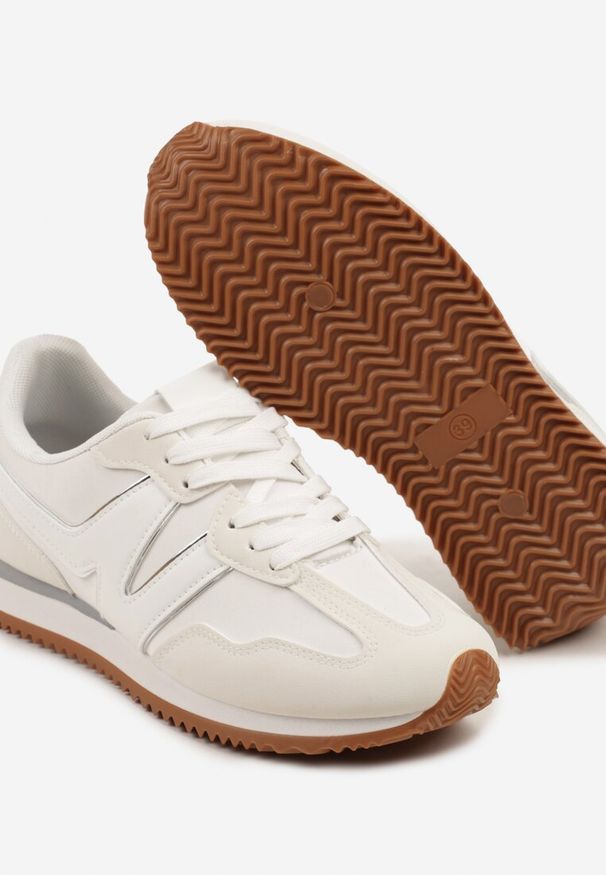 Renee - Białe Sneakersy z Geometrycznym Wzorem i Metaliczną Wstawką Zolio. Okazja: na co dzień. Zapięcie: sznurówki. Kolor: biały. Materiał: jeans. Wzór: geometria