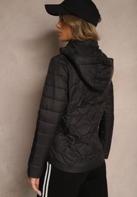 Renee - Czarna Kurtka z Zaznaczoną Talią i Kapturem w Ozdobne Pikowanie Afla. Okazja: na co dzień. Kolor: czarny. Materiał: jeans. Styl: elegancki, casual