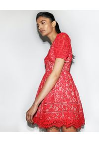 SELF PORTRAIT - Czerwona sukienka z koronki. Kolor: czerwony. Materiał: koronka. Wzór: koronka. Typ sukienki: dopasowane, rozkloszowane. Długość: mini #3