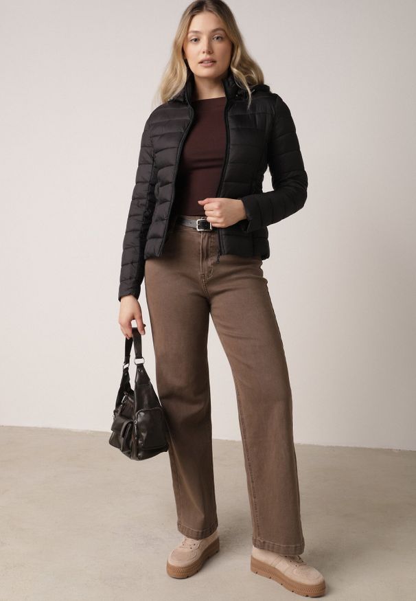 Born2be - Czarna Taliowana Przejściowa Kurtka Pikowana z Odpinanym Kapturem Zinnorae. Okazja: na co dzień. Kolor: czarny. Materiał: jeans, nylon. Styl: casual