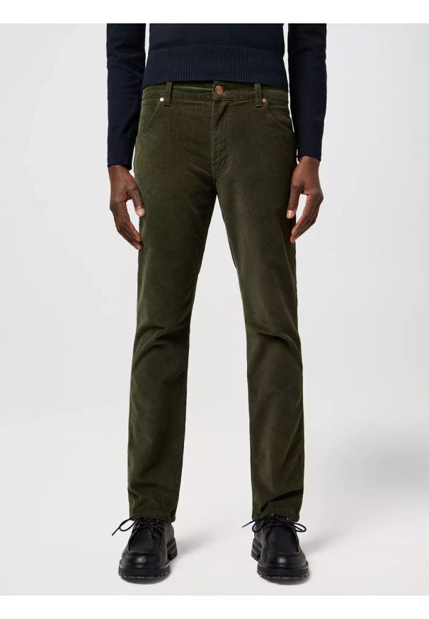 Wrangler - MĘSKIE SPODNIE SZTRUKSOWE WRANGLER GREENSBORO FOREST NIGHT 112371011. Materiał: sztruks