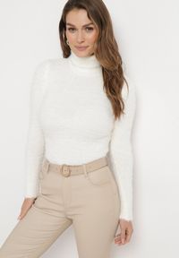 Born2be - Biały Elastyczny Golf z Wełną i Ściągaczami Ozdobiony Długim Włosem Alussone. Typ kołnierza: golf. Kolor: biały. Materiał: wełna. Długość rękawa: długi rękaw. Długość: długie. Wzór: aplikacja #1