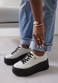 Renee - Biało-Czarne Sneakersy Vices na Grubej Podeszwie Tuliri. Kolor: biały. Materiał: jeans. Obcas: na platformie