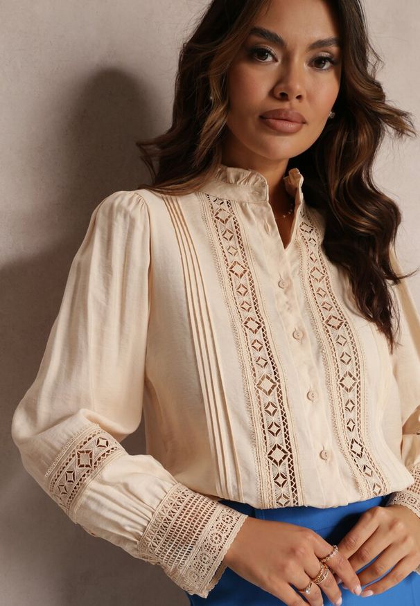 Renee - Jasnobeżowa Koszula ze Stójką i Koronką Phaeninca. Okazja: na co dzień. Typ kołnierza: kołnierzyk stójkowy. Kolor: beżowy. Materiał: koronka. Wzór: koronka. Styl: casual, elegancki