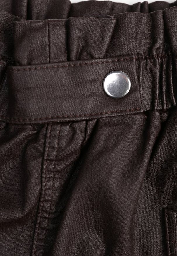 Renee - Ciemnobrązowa Dopasowana Spódnica Mini z Imitacji Skóry z Gumką w Talii i Kieszeniami Anishree. Kolor: brązowy. Materiał: skóra