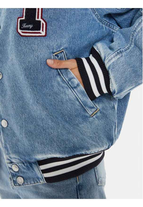 Tommy Jeans Kurtka jeansowa Letterman DW0DW18202 Niebieski Oversize. Kolor: niebieski. Materiał: bawełna
