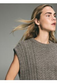 Reserved - Kamizelka z ozdobnym splotem - brązowy. Kolor: brązowy. Materiał: dzianina. Wzór: ze splotem #1