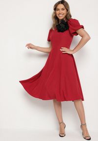 Born2be - Bordowa Sukienka Vices o Rozkloszowanym Kroju z Odpinanym Kwiatem 3D Rallarea. Kolor: czerwony. Wzór: kwiaty. Sezon: wiosna, lato #9