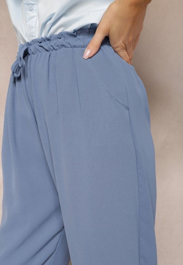 Renee - Niebieskie Spodnie z Regularną Talią z Gumką i Sznurkiem w Pasie Cerinda. Okazja: na co dzień. Kolor: niebieski. Materiał: satyna, materiał. Styl: casual