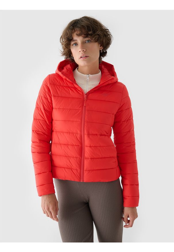4f - 4F Kurtka puchowa z wypełnieniem z recyklingu damska - koralowa XL. Okazja: na co dzień. Typ kołnierza: kaptur, kołnierzyk stójkowy. Kolor: czerwony. Materiał: puch. Długość: długie. Styl: klasyczny, casual, sportowy