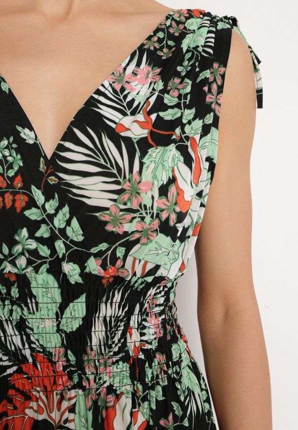 Born2be - Czarno-Zielona Sukienka z Kopertowym Dekoltem w Kwiaty z Gumką w Pasie Fionessa. Okazja: na co dzień. Typ kołnierza: dekolt kopertowy. Kolor: czarny. Wzór: kwiaty. Typ sukienki: kopertowe. Styl: klasyczny, casual, elegancki