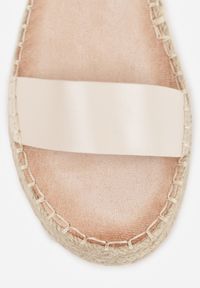 Renee - Beżowe Sandały VICES na Platformie z Plecionki z Szerokim Paskiem z Klamrą Jurelle. Okazja: na spacer. Zapięcie: klamry. Kolor: beżowy. Materiał: jeans, len. Wzór: haft. Sezon: lato. Obcas: na platformie. Styl: boho #7