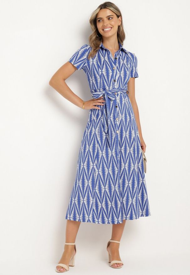 Born2be - Niebieska Sukienka Koszulowa w Geometryczny Wzór Zapinana na Guziki z Materiałowym Paskiem Thilea. Okazja: na spotkanie biznesowe. Kolor: niebieski. Materiał: materiał. Wzór: geometria. Typ sukienki: koszulowe. Styl: biznesowy