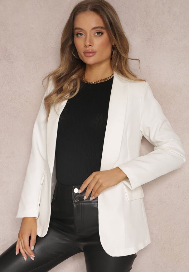 Renee - Biała Marynarka Alcarpia. Kolor: biały. Długość rękawa: długi rękaw. Długość: długie. Styl: klasyczny, elegancki