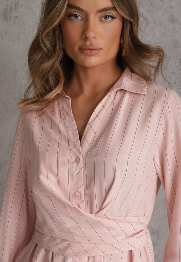 Renee - Różowa Wiskozowa Sukienka o Koszulowym Kroju z Marszczoną Talią Abilera. Okazja: na co dzień. Kolor: różowy. Materiał: wiskoza. Wzór: paski. Typ sukienki: koszulowe. Styl: elegancki, klasyczny, casual