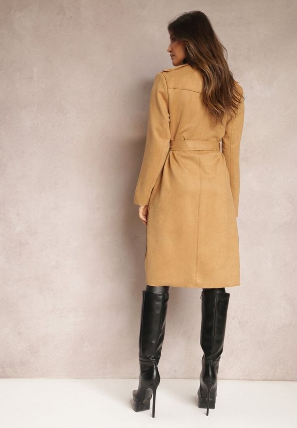 Renee - Jasnobrązowy Płaszcz Wiązany Materiałowym Paskiem z Guzikami i Kieszeniami Elemina. Kolor: brązowy. Materiał: materiał. Wzór: jednolity