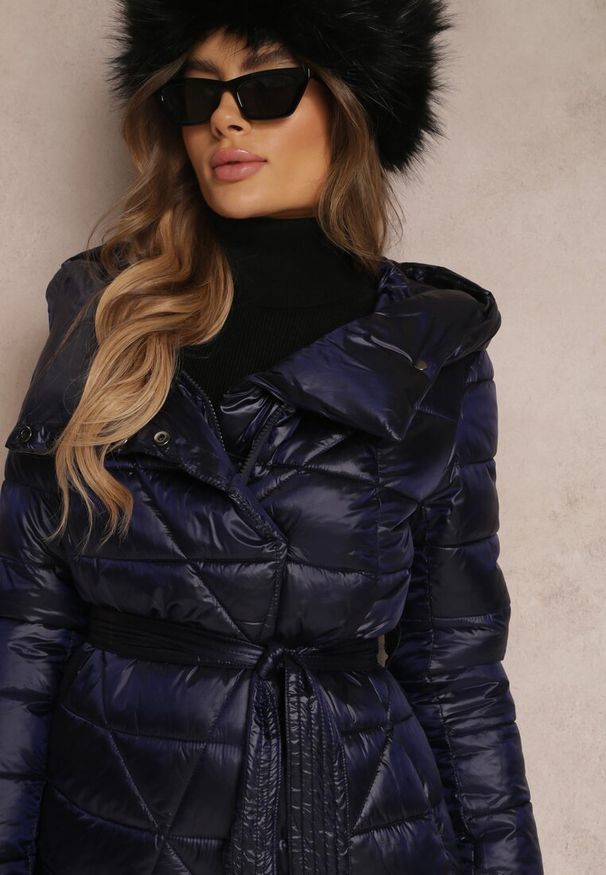Renee - Granatowa Kurtka za Kolano z Wiązanym Paskiem i Kapturem Feome. Okazja: na co dzień. Kolor: niebieski. Materiał: tkanina. Styl: klasyczny, casual