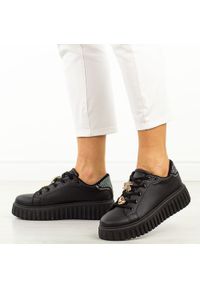 Czarne sneakersy damskie Jezzi News 4756. Okazja: na co dzień, na spacer. Zapięcie: sznurówki. Kolor: czarny. Materiał: skóra. Szerokość cholewki: normalna. Sezon: wiosna, jesień, lato. Obcas: na platformie. Sport: turystyka piesza