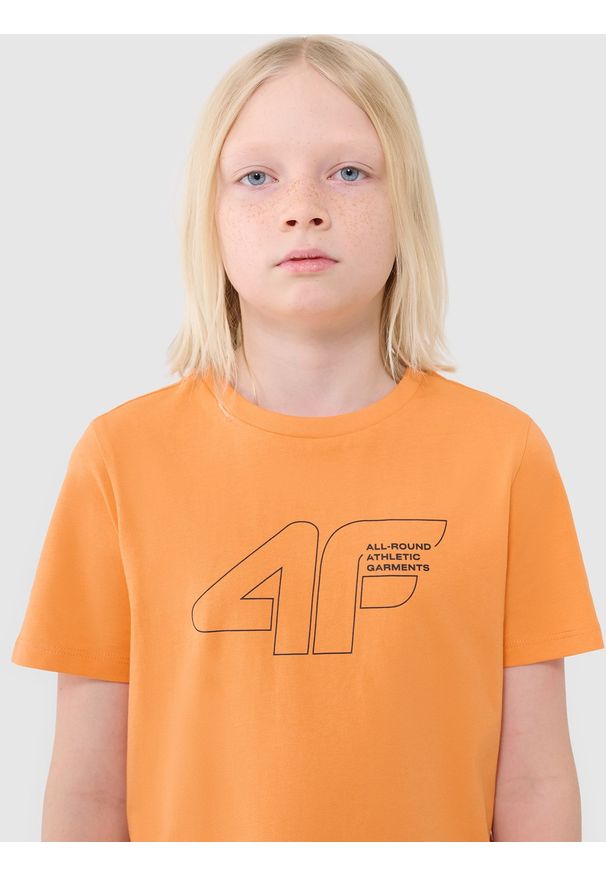 4f - 4F T-shirt regular z nadrukiem chłopięcy - pomarańczowy 134 (8-9 lat). Okazja: na co dzień. Kolor: pomarańczowy. Materiał: jersey, dzianina, bawełna. Długość rękawa: krótki rękaw. Długość: krótkie. Wzór: nadruk. Sezon: lato. Styl: casual, klasyczny, sportowy