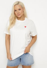 Born2be - Biały Bawełniany T-shirt Ozdobiony Sercem Tolianee. Okazja: na co dzień. Kolor: biały. Materiał: bawełna. Wzór: aplikacja. Styl: klasyczny, casual #3