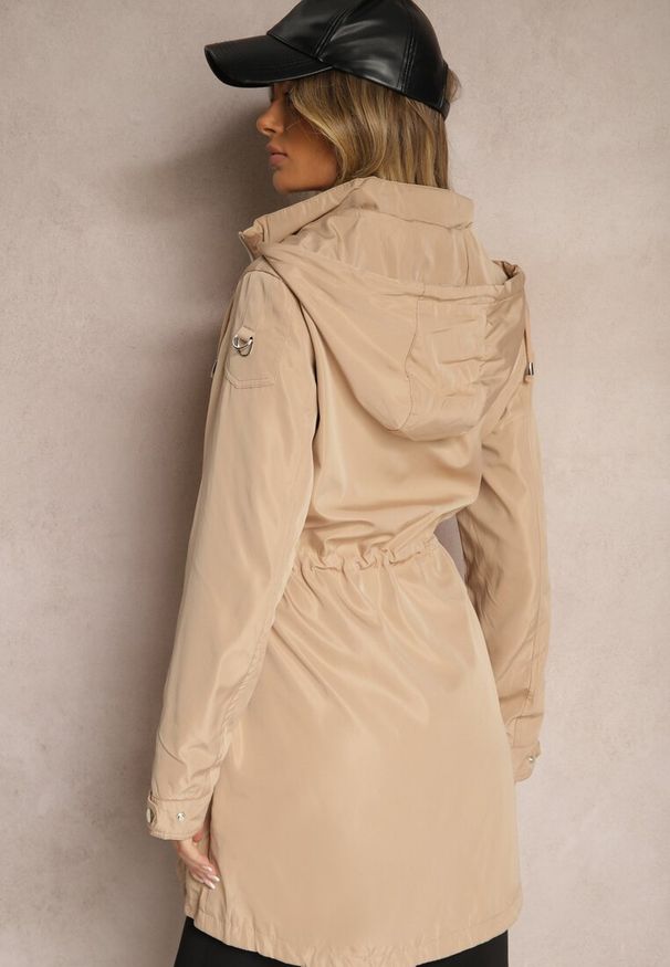 Renee - Beżowa Kurtka Parka Ściągana w Talii Troczkiem z Odpinanym Kapturem Fessiania. Okazja: na spotkanie biznesowe, na co dzień. Kolor: beżowy. Materiał: jeans. Styl: casual, elegancki, biznesowy