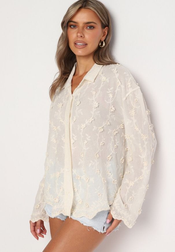 Born2be - Beżowa Trapezowa Haftowana Koszula z Bawełną Elivna. Typ kołnierza: dekolt w kształcie V. Kolor: beżowy. Materiał: bawełna. Długość rękawa: długi rękaw. Długość: długie. Wzór: haft. Styl: elegancki