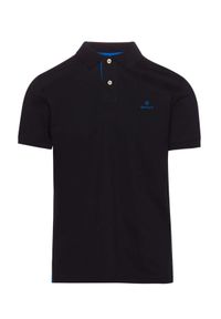 GANT - Czarny t-shirt polo z kontrastowym logo. Typ kołnierza: polo. Kolor: czarny. Materiał: jeans, bawełna, materiał. Wzór: haft #4
