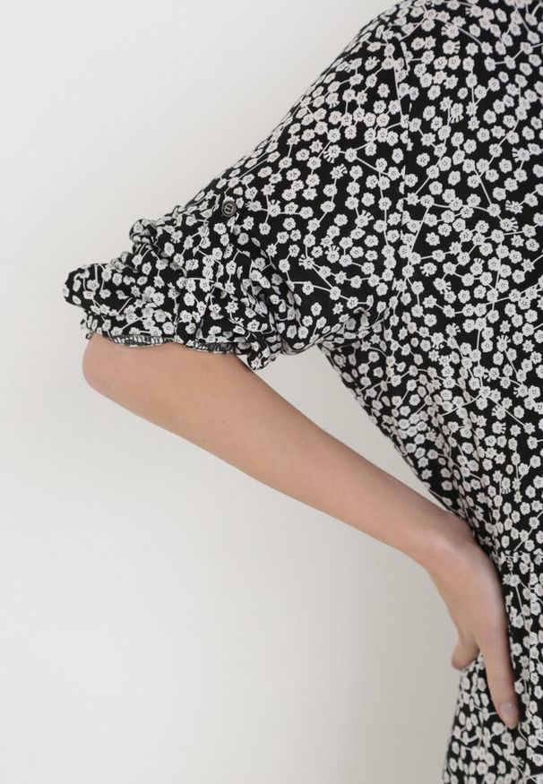 Born2be - Czarna Sukienka Nemesia. Kolor: czarny. Materiał: bawełna. Długość rękawa: długi rękaw. Wzór: kwiaty. Długość: maxi