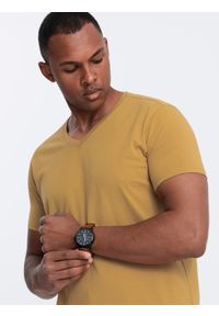 Ombre Clothing - Klasyczna męska bawełniana koszulka z dekoltem w serek BASIC – musztardowa V8. Typ kołnierza: dekolt w serek. Kolor: żółty. Materiał: bawełna. Wzór: ze splotem, jednolity. Styl: klasyczny #3