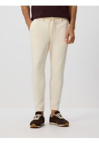 Reserved - Spodnie chino slim fit - złamana biel. Materiał: tkanina, bawełna