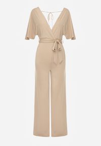 Renee - Beżowy Długi Kombinezon z Wiązaniem i Głębokim Kopertowym Dekoltem Sumya. Okazja: na spotkanie biznesowe. Kolor: beżowy. Długość: długie. Styl: elegancki, biznesowy #6