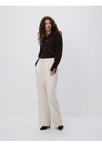 Reserved - Wełniany sweter z kołnierzem - ciemnobrązowy. Kolor: brązowy. Materiał: wełna