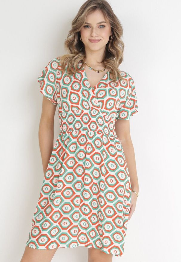 Born2be - Pomarańczowa Sukienka Mini z Wiskozy z Gumką w Pasie i Kopertowym Dekoltem Karisa. Kolor: pomarańczowy. Materiał: wiskoza. Długość rękawa: krótki rękaw. Sezon: wiosna, lato. Typ sukienki: kopertowe. Długość: mini