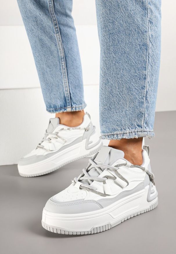 Born2be - Biało-Szare Sneakersy na Grubej Podeszwie Zdobione Cyrkoniami Neothra. Okazja: na co dzień, na spacer. Kolor: biały. Materiał: jeans. Wzór: aplikacja. Sport: turystyka piesza