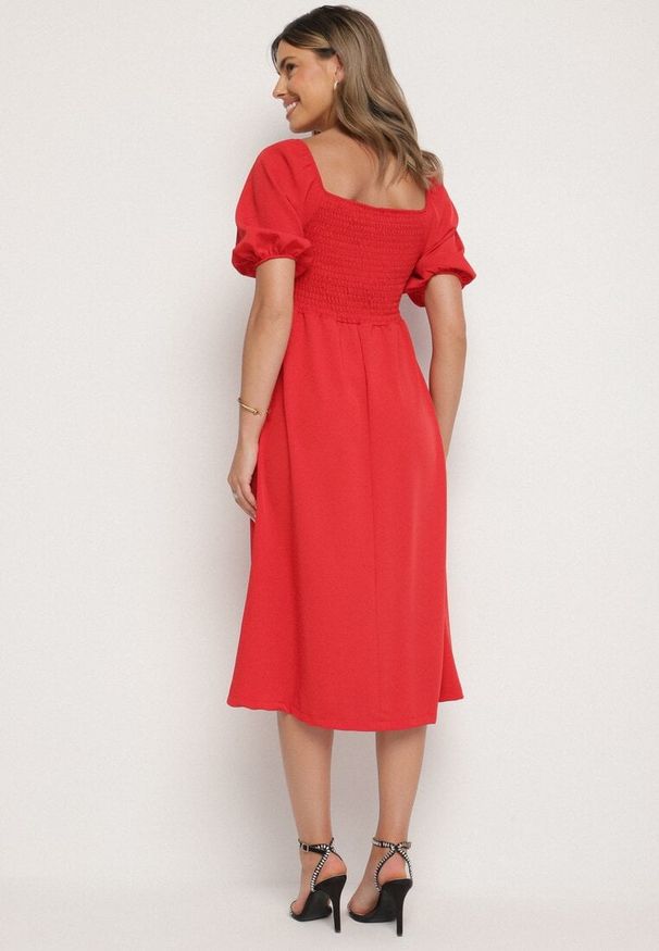 Born2be - Czerwona Rozkloszowana Sukienka z Bufiastymi Rękawami Kolireva. Okazja: na co dzień. Typ kołnierza: dekolt kwadratowy. Kolor: czerwony. Styl: casual, elegancki