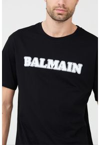 BALMAIN Czarny t-shirt z białym logo Retro Balmain Flock. Kolor: czarny. Styl: retro