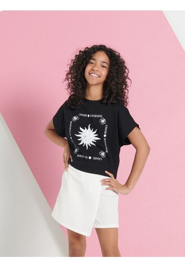 Sinsay - Luźna koszulka z wycięciem na plecach - czarny. Kolor: czarny