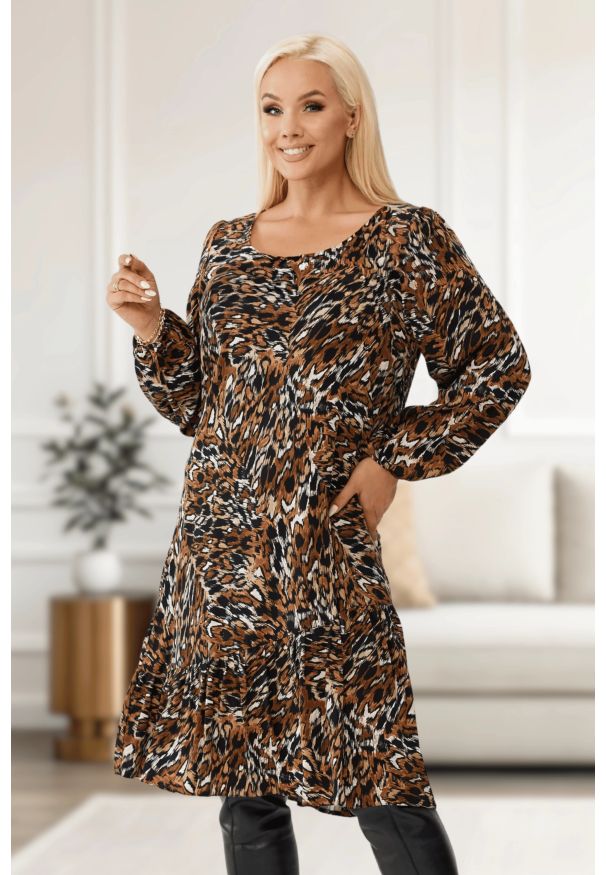 Moda Size Plus Iwanek - Wiskozowa sukienka Ines w panterkę PLUS SIZE XXL OVERSIZE JESIEŃ. Okazja: na co dzień, do pracy. Kolekcja: plus size. Materiał: wiskoza. Długość rękawa: długi rękaw. Wzór: motyw zwierzęcy. Sezon: jesień. Typ sukienki: oversize, dla puszystych. Styl: casual, elegancki