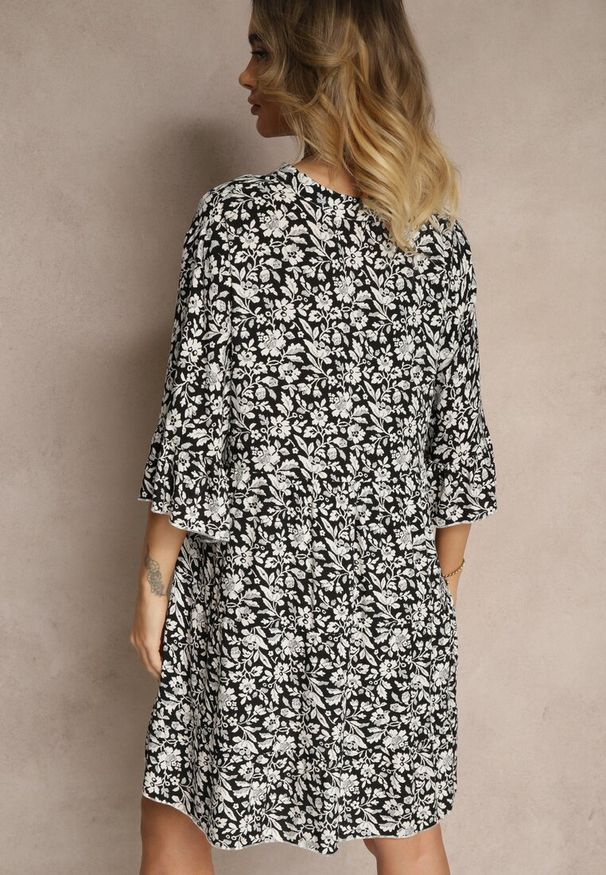 Renee - Czarna Rozkloszowana Sukienka z Bawełny Zdobiona Kwiatowym Wzorem Jenelitia. Okazja: na co dzień. Typ kołnierza: dekolt w serek. Kolor: czarny. Materiał: bawełna. Długość rękawa: krótki rękaw. Wzór: kwiaty, aplikacja. Typ sukienki: rozkloszowane. Styl: elegancki, casual, klasyczny