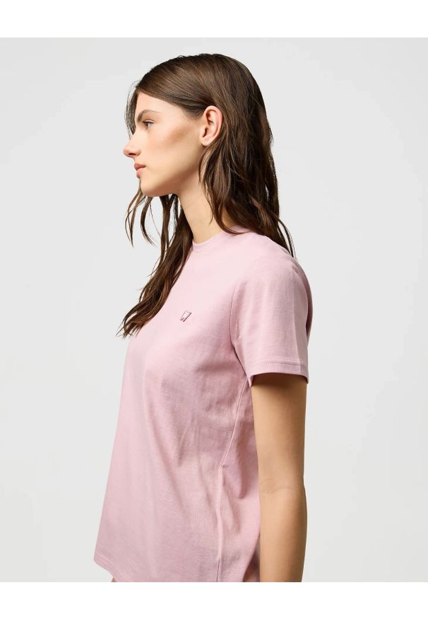 Wrangler - DAMSKA KOSZULKA WRANGLER SIGN OFF TEE KEEPSAKE LILAC 112370740