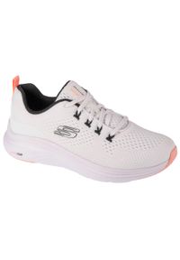 skechers - Buty do chodzenia damskie Skechers 150024WBC. Kolor: biały, czarny, pomarańczowy, wielokolorowy. Materiał: tkanina, materiał. Szerokość cholewki: normalna. Sport: turystyka piesza