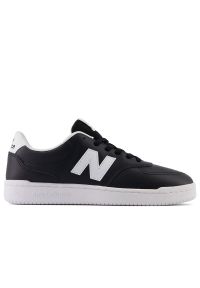 Buty New Balance BB80BLK - czarne. Okazja: na co dzień. Kolor: czarny. Materiał: materiał, skóra, syntetyk, guma. Szerokość cholewki: normalna. Sport: koszykówka, turystyka piesza