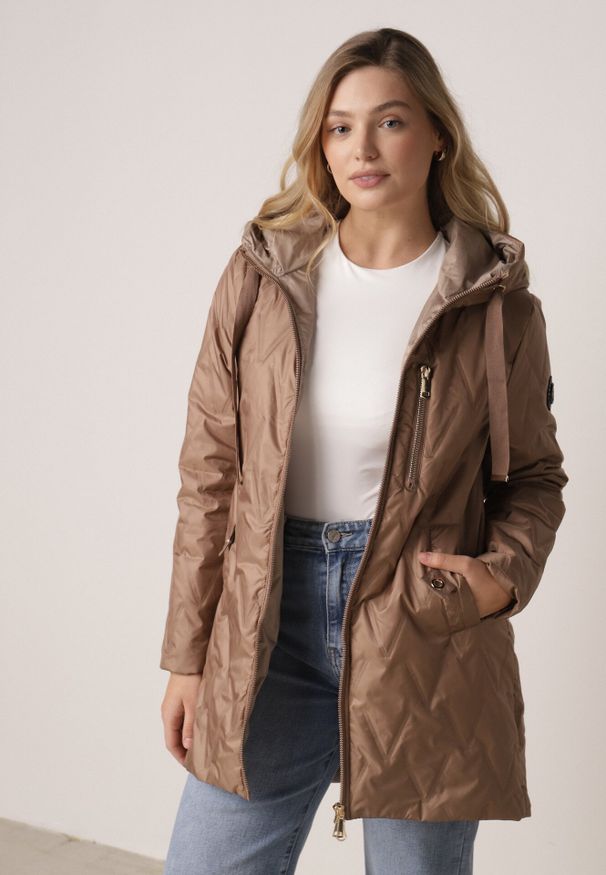 Born2be - Jasnobrązowa Pikowana Kurtka Przejściowa Parka z Kapturem o Długim Kroju z Ozdobą Isaline. Okazja: na co dzień. Typ kołnierza: kaptur. Kolor: brązowy. Materiał: poliester, dresówka. Długość: długie. Wzór: aplikacja. Styl: casual, klasyczny