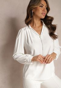 Renee - Biała Bluzka z Ozdobnymi Łańcuszkami w Cyrkonie Klebia. Kolor: biały. Długość rękawa: długi rękaw. Długość: długie. Wzór: aplikacja