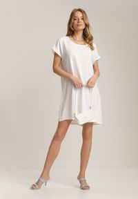 Renee - Biała Sukienka Z Torebką Adreanna. Kolor: biały. Materiał: tkanina. Długość rękawa: krótki rękaw. Typ sukienki: proste. Długość: mini #2