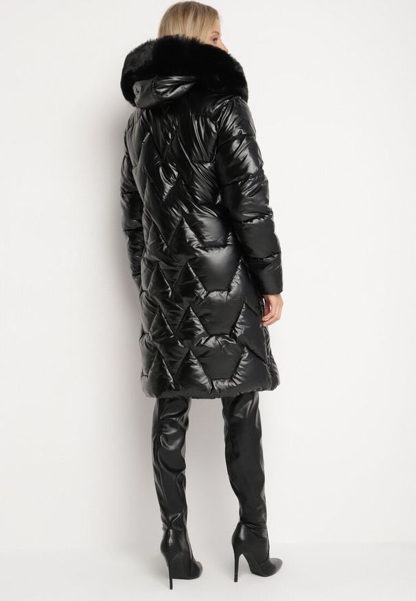 Born2be - Czarna Zimowa Kurtka Pikowana o Długim Kroju z Kapturem z Odpinanym Futrem Lilareen. Okazja: na co dzień. Typ kołnierza: kaptur. Kolor: czarny. Materiał: futro. Długość: długie. Sezon: zima. Styl: casual, elegancki