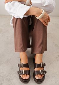 Born2be - Ciemnobrązowe Klapki na Grubej Podeszwie z Dwoma Klamrami Xenienne. Okazja: na co dzień. Kolor: brązowy. Materiał: jeans, len. Styl: elegancki, casual #5